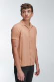CAMISA COLOR SOLIDO CON TELA FLUIDA, MANGA CORTA, CUELLO SPORT COLLAR.