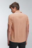 CAMISA COLOR SOLIDO CON TELA FLUIDA, MANGA CORTA, CUELLO SPORT COLLAR.
