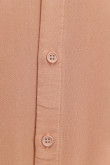 CAMISA COLOR SOLIDO CON TELA FLUIDA, MANGA CORTA, CUELLO SPORT COLLAR.