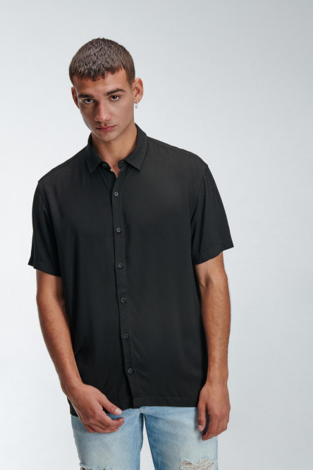 CAMISA COLOR SOLIDO CON TELA FLUIDA, MANGA CORTA, CUELLO SPORT COLLAR.