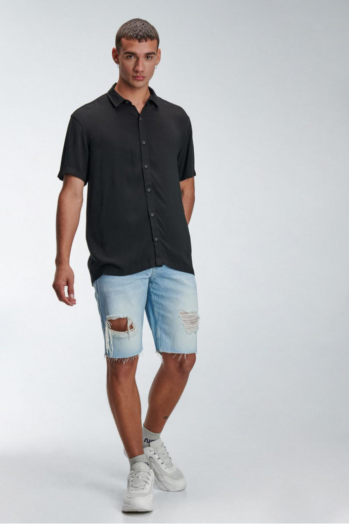 CAMISA COLOR SOLIDO CON TELA FLUIDA, MANGA CORTA, CUELLO SPORT COLLAR.