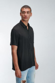 CAMISA COLOR SOLIDO CON TELA FLUIDA, MANGA CORTA, CUELLO SPORT COLLAR.