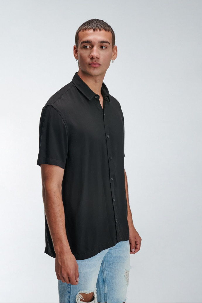 CAMISA COLOR SOLIDO CON TELA FLUIDA, MANGA CORTA, CUELLO SPORT COLLAR.