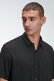 CAMISA COLOR SOLIDO CON TELA FLUIDA, MANGA CORTA, CUELLO SPORT COLLAR.