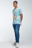 Camiseta estampada, cuello redondo, manga corta con estampado tipo tie dye.