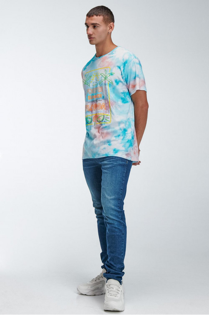 Camiseta estampada, cuello redondo, manga corta con estampado tipo tie dye.