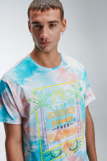 Camiseta estampada, cuello redondo, manga corta con estampado tipo tie dye.