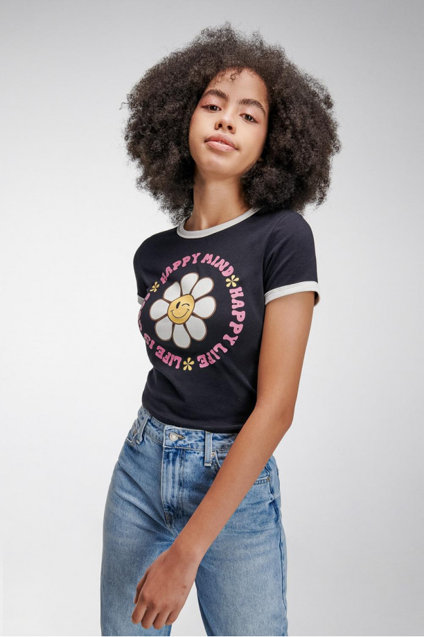 Camiseta estampada, con cuello y puños en contraste, manga corta.