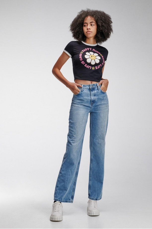 Camiseta estampada, con cuello y puños en contraste, manga corta.