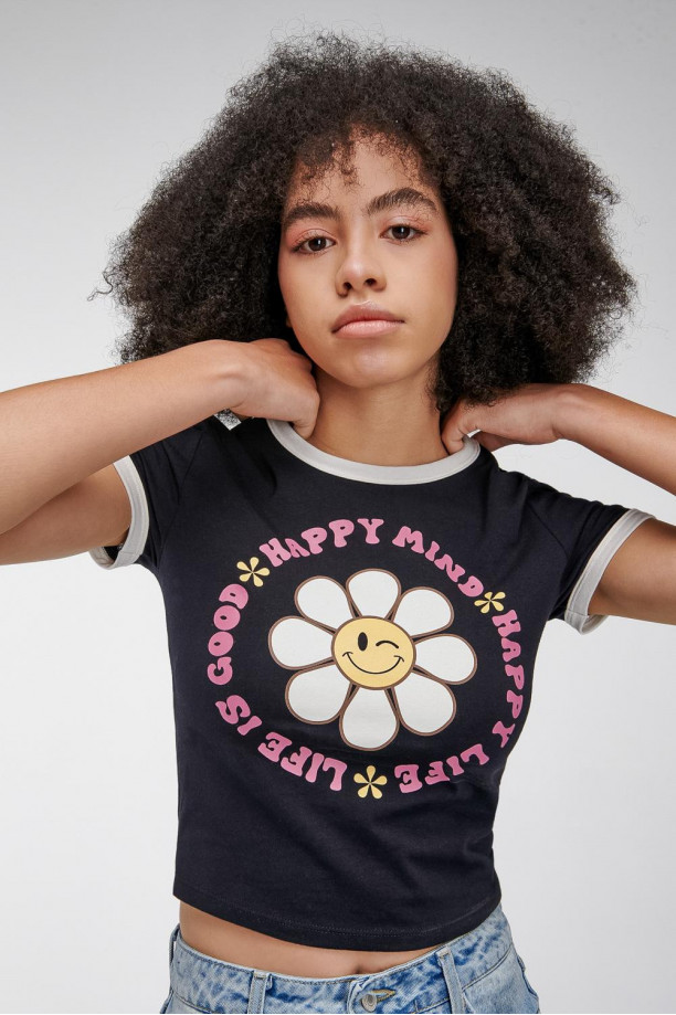 Camiseta estampada, con cuello y puños en contraste, manga corta.