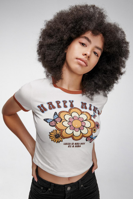 Camiseta estampada, con cuello y puños en contraste, manga corta.