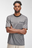 Camiseta fit para hombre, manga corta, con corte en contraste y estampado en el frente.