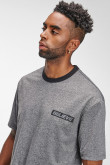 Camiseta fit para hombre, manga corta, con corte en contraste y estampado en el frente.
