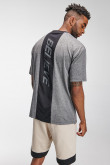 Camiseta fit para hombre, manga corta, con corte en contraste y estampado en el frente.