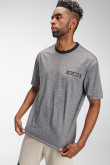Camiseta fit para hombre, manga corta, con corte en contraste y estampado en el frente.