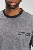 Camiseta fit para hombre, manga corta, con corte en contraste y estampado en el frente.