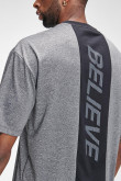 Camiseta fit para hombre, manga corta, con corte en contraste y estampado en el frente.