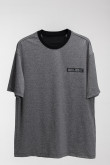 Camiseta fit para hombre, manga corta, con corte en contraste y estampado en el frente.