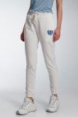 Pantalon jogger, con estampado en frente, con bolsillos en costado