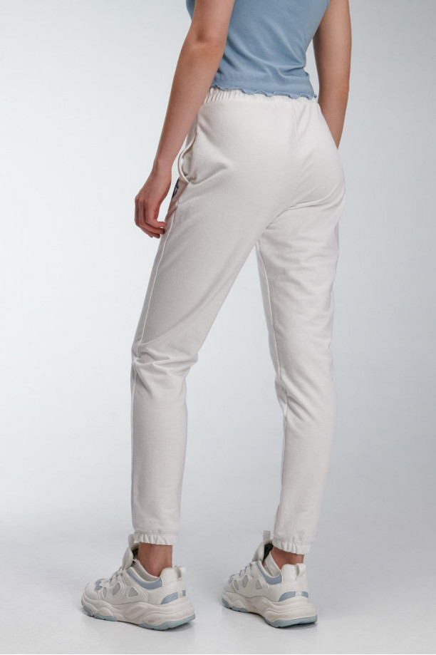 Pantalon jogger, con estampado en frente, con bolsillos en costado