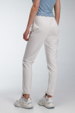 Pantalon jogger, con estampado en frente, con bolsillos en costado
