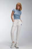Pantalon jogger, con estampado en frente, con bolsillos en costado