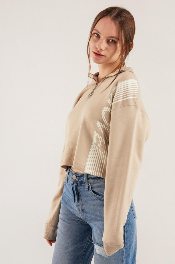 Buzo croptop con estampado en frente y manga larga.