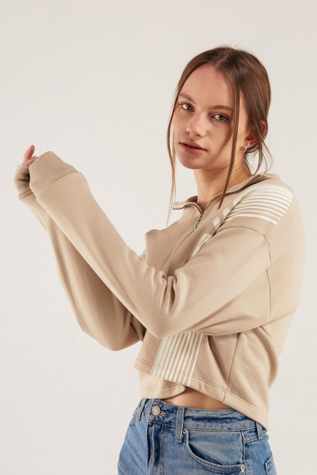 Buzo croptop con estampado en frente y manga larga.