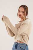 Buzo croptop con estampado en frente y manga larga.