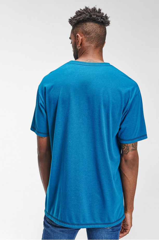 Camiseta manga corta con estampado.