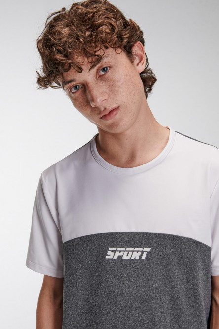 Camiseta fit manga corta, con corte en contraste y estampado sobre el frente.