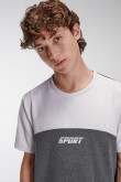 Camiseta fit manga corta, con corte en contraste y estampado sobre el frente.