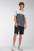 Camiseta fit manga corta, con corte en contraste y estampado sobre el frente.