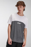 Camiseta fit manga corta, con corte en contraste y estampado sobre el frente.