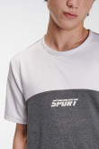 Camiseta fit manga corta, con corte en contraste y estampado sobre el frente.