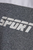 Camiseta fit manga corta, con corte en contraste y estampado sobre el frente.