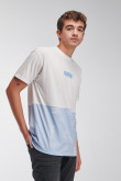 Camiseta manga corta con bloque de color y estampado localizado.