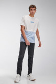 Camiseta manga corta con bloque de color y estampado localizado.
