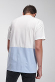 Camiseta manga corta con bloque de color y estampado localizado.