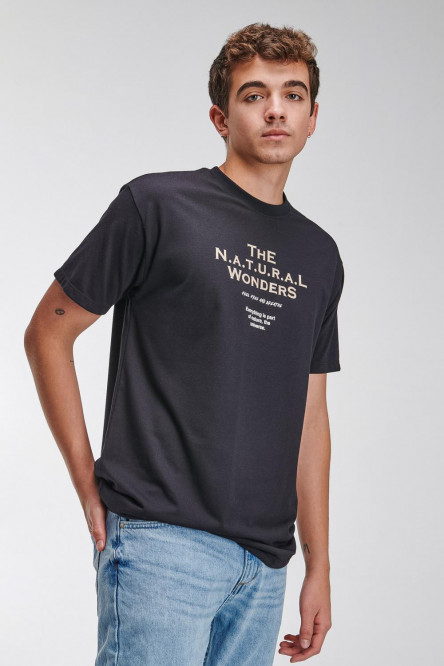 Camiseta manga corta con estampado.
