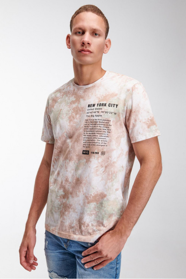 Camiseta manga corta con estampado.