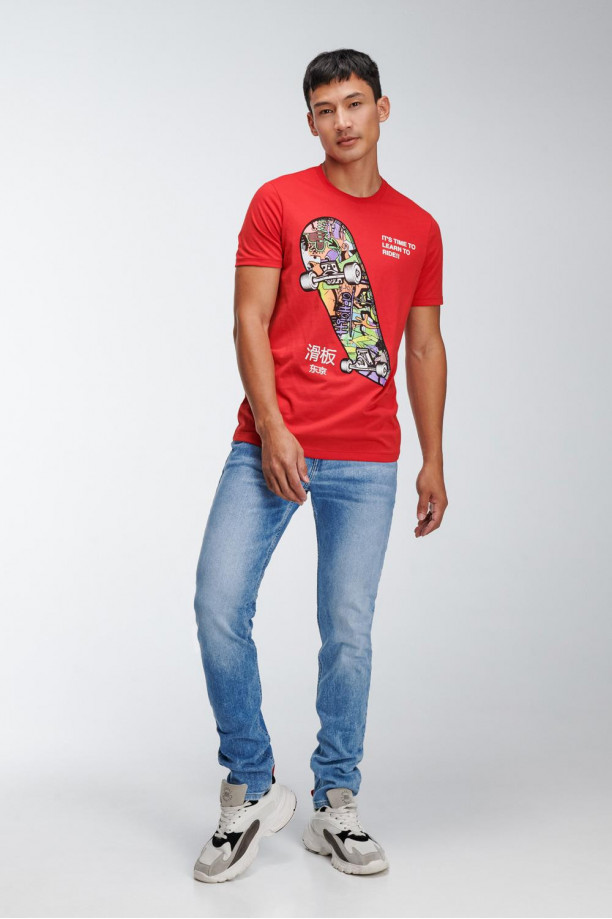 Camiseta básica manga corta estampada.