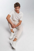 Pantalon jogger con pretina y puños en rib, con estampado localizado.