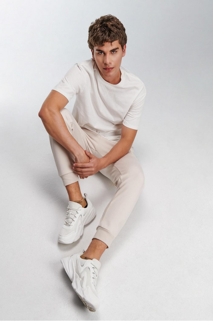 Pantalon jogger con pretina y puños en rib, con estampado localizado.