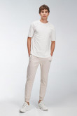 Pantalon jogger con pretina y puños en rib, con estampado localizado.