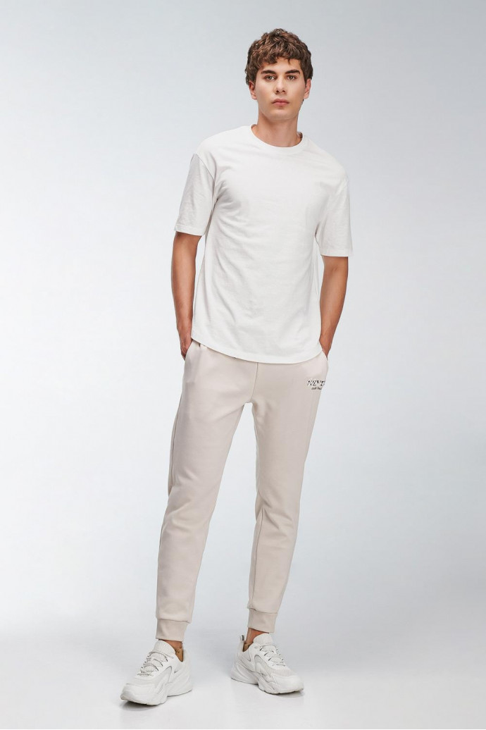 Pantalon jogger con pretina y puños en rib, con estampado localizado.