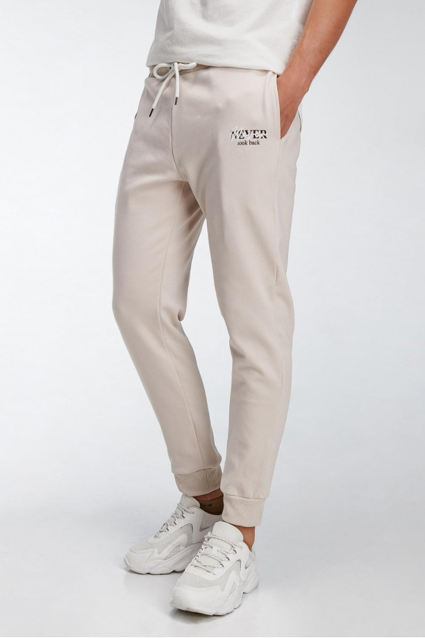 Pantalon jogger con pretina y puños en rib, con estampado localizado.