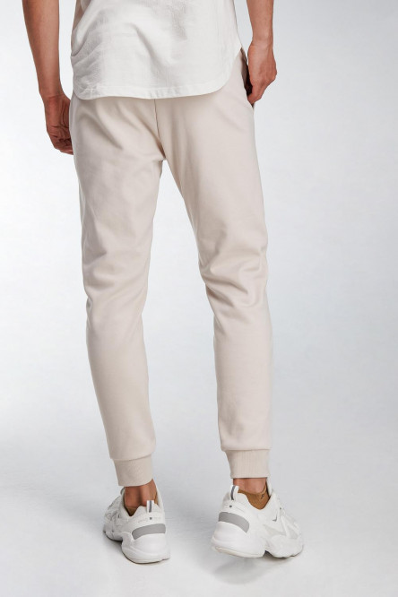 Pantalon jogger con pretina y puños en rib, con estampado localizado.