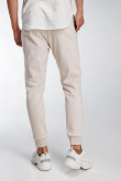 Pantalon jogger con pretina y puños en rib, con estampado localizado.