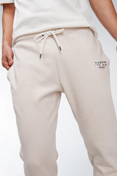 Pantalon jogger con pretina y puños en rib, con estampado localizado.